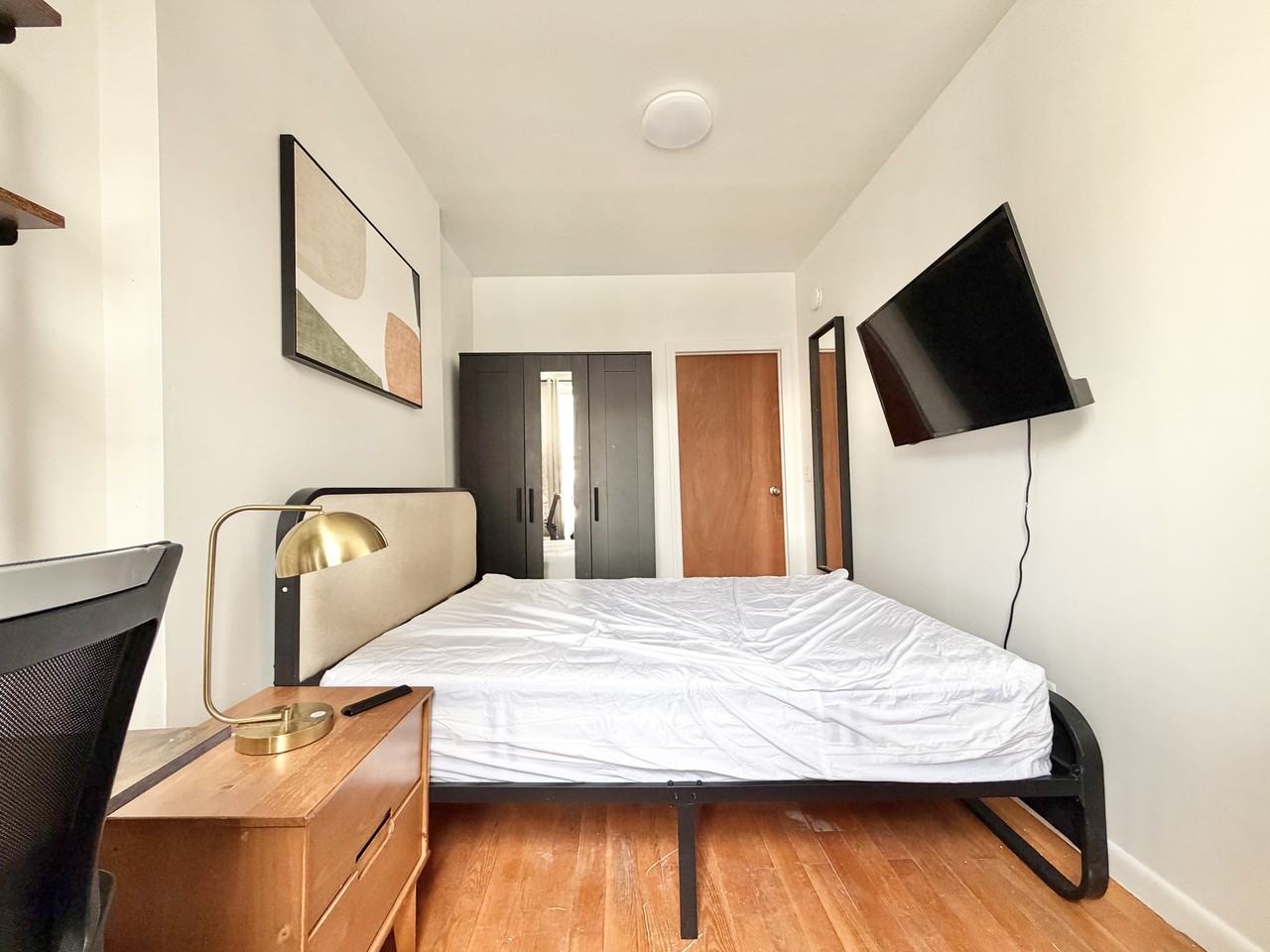 Private Bedroom in 4 Bedroom/2 Bathroom Home - Photo 6 of 6