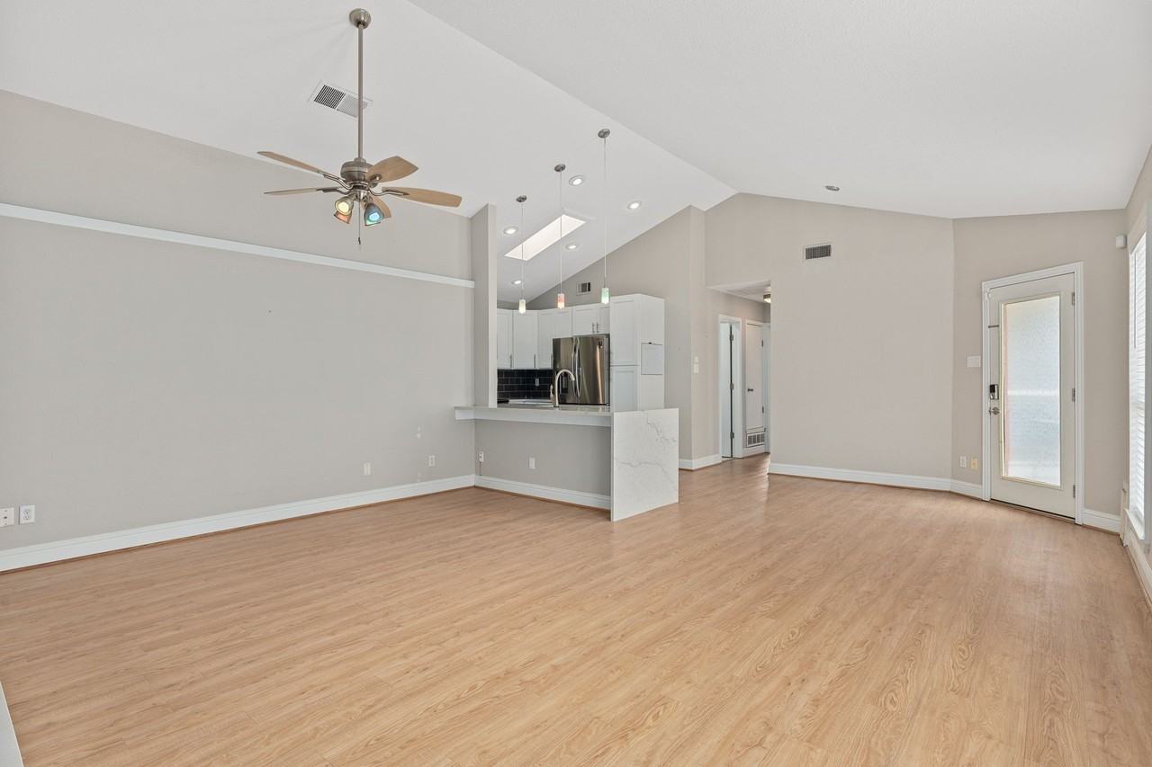 253 Teakwood Ln - Photo 4 of 15
