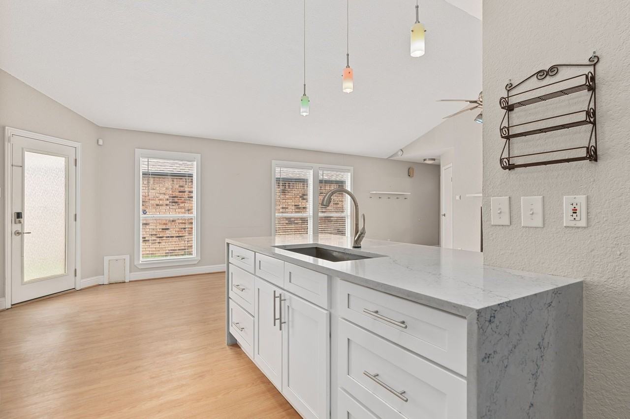253 Teakwood Ln - Photo 6 of 15