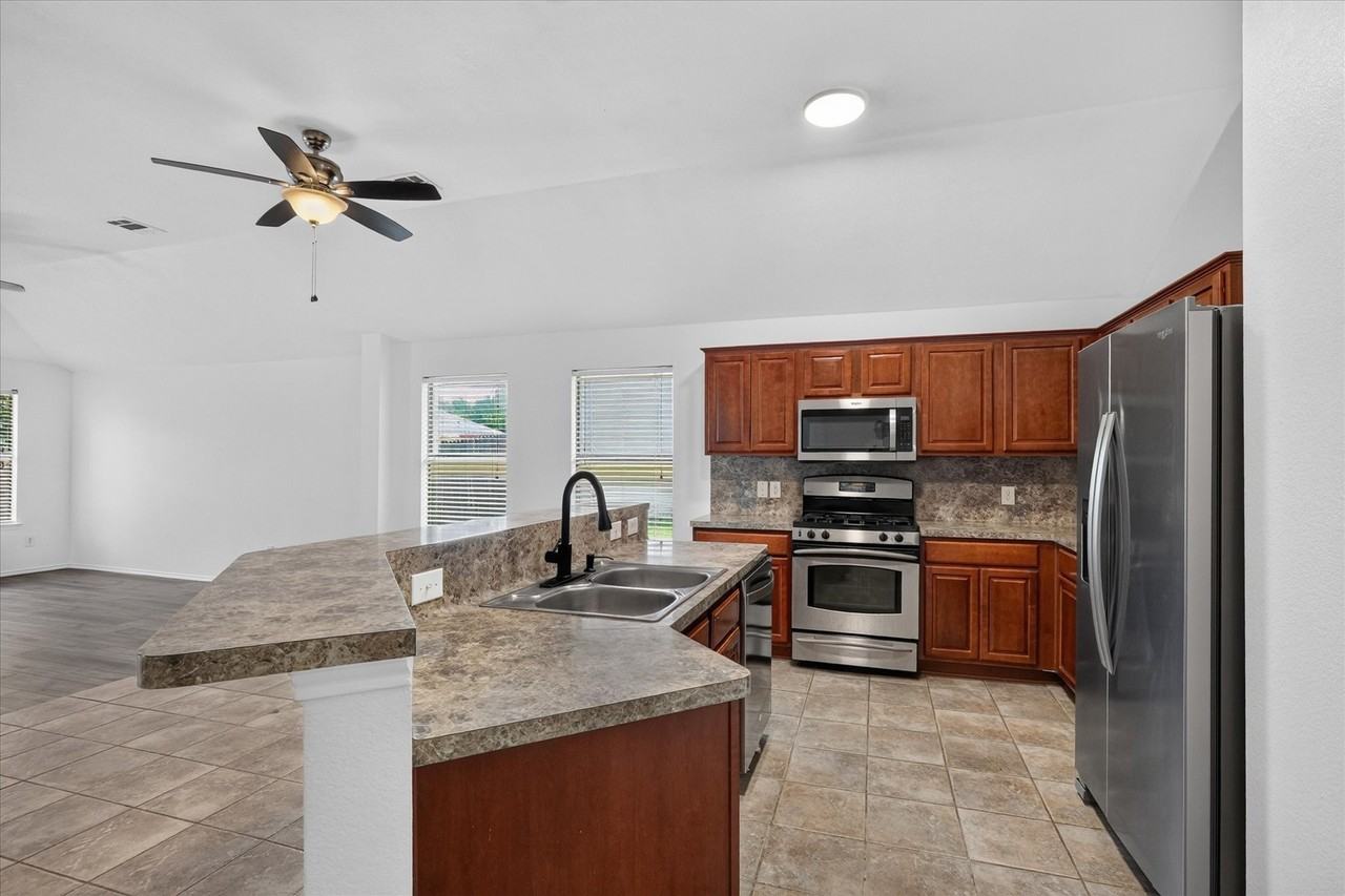 9324 Warren Dr - Photo 5 of 17