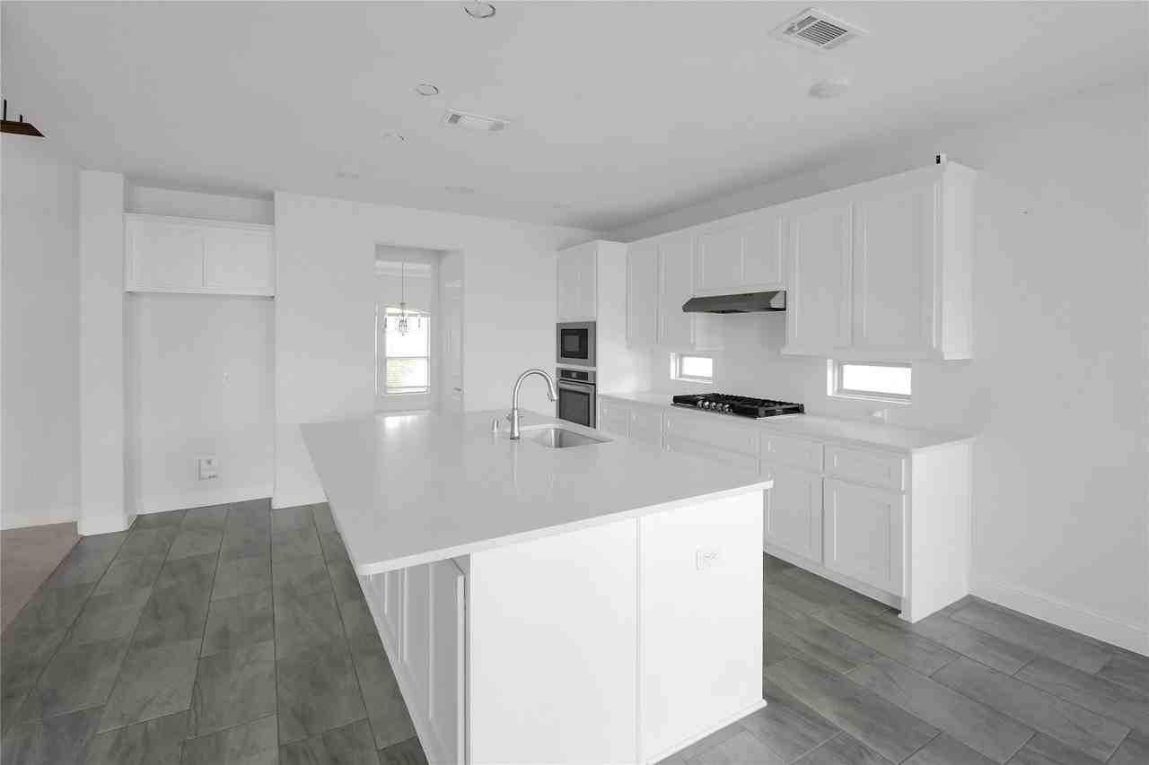 913 Peabody Dr - Photo 7 of 36