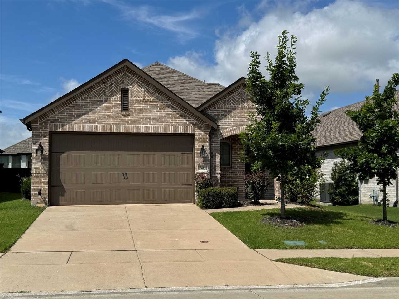 2411 Doncaster Dr - Photo 2 of 15