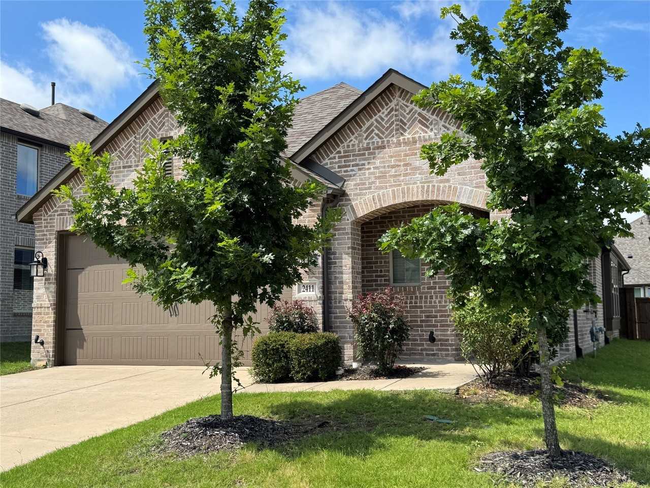 2411 Doncaster Dr - Photo 3 of 15