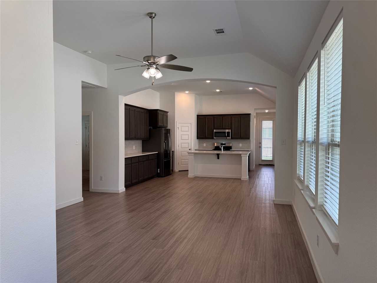 2411 Doncaster Dr - Photo 4 of 15