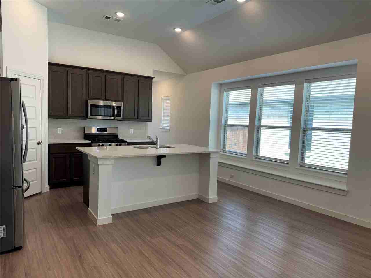 2411 Doncaster Dr - Photo 5 of 15