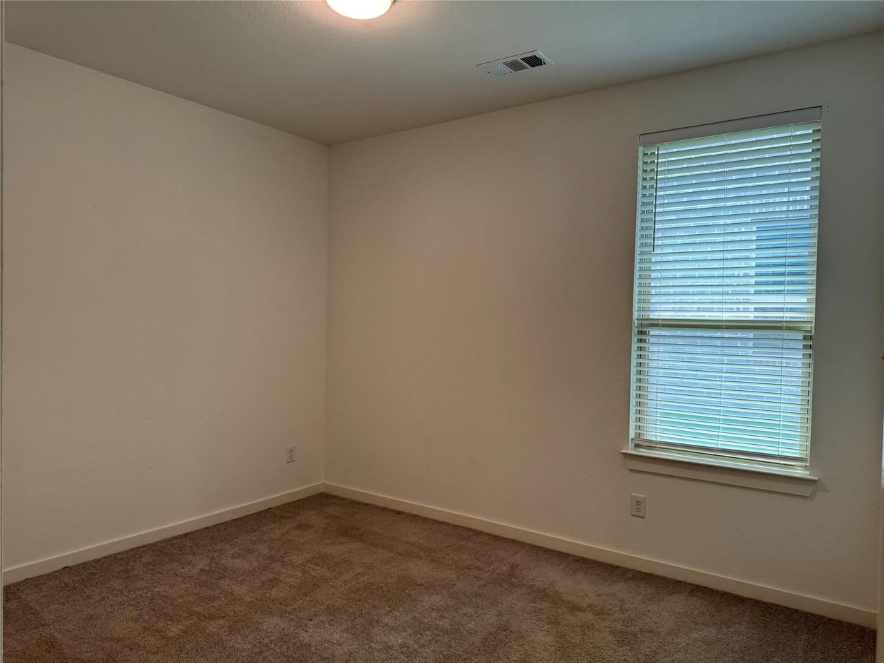 2411 Doncaster Dr - Photo 7 of 15