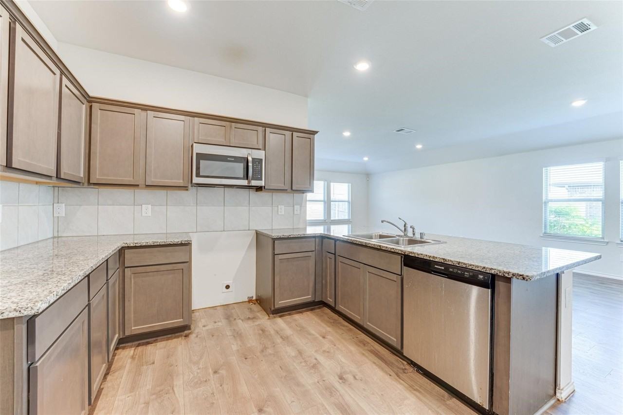 517 Milo Way - Photo 2 of 34