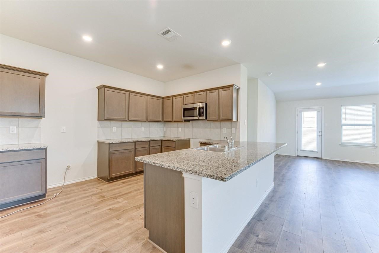 517 Milo Way - Photo 3 of 34