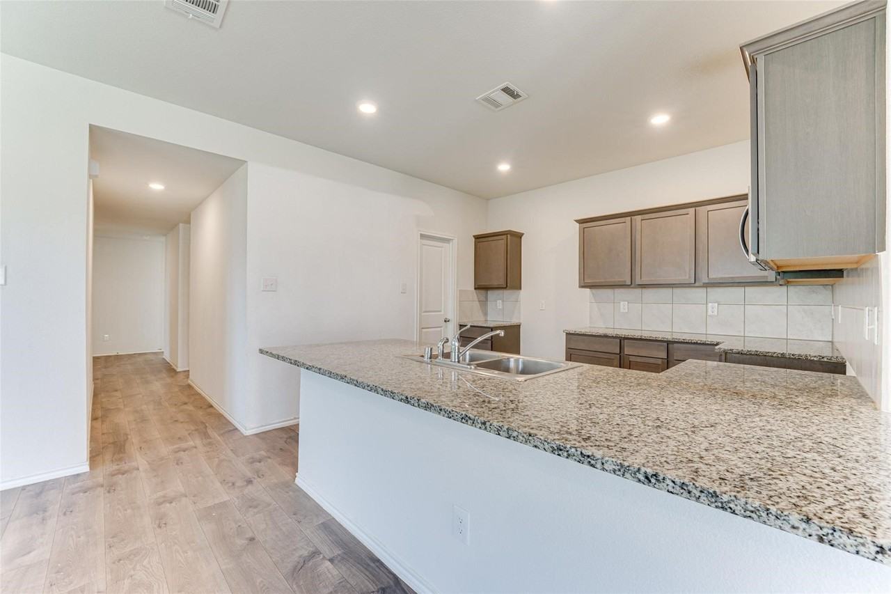 517 Milo Way - Photo 4 of 34