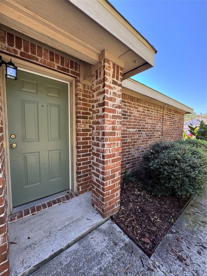 414 N Jackson Ave #A - Photo 3 of 32