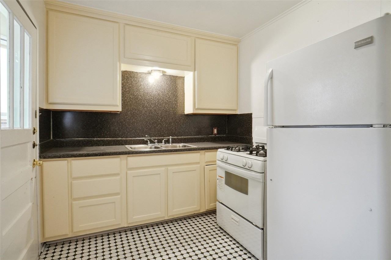 1826 N Bell Ave - Photo 4 of 7