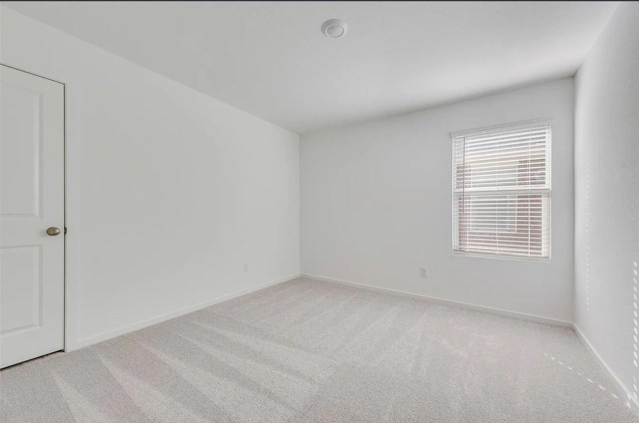 2032 Derby Ln - Photo 5 of 30