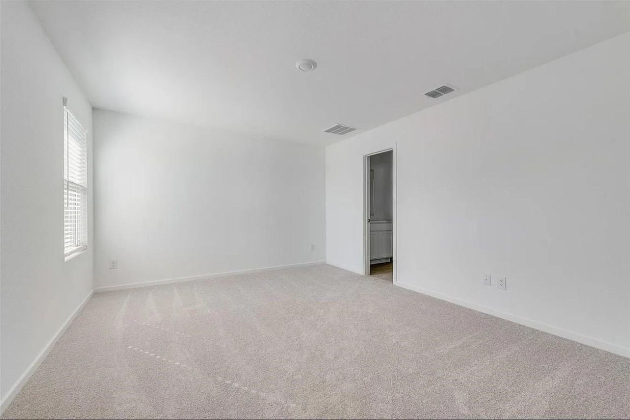 2032 Derby Ln - Photo 3 of 30