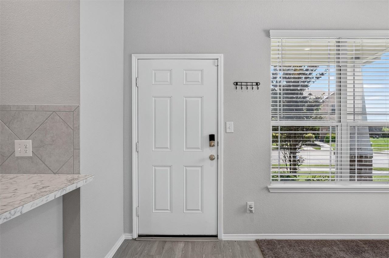 2420 Canongate Dr - Photo 5 of 38