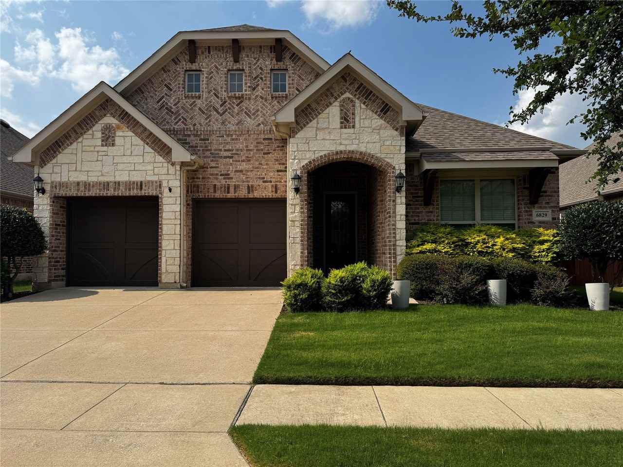 6829 Westbury Dr