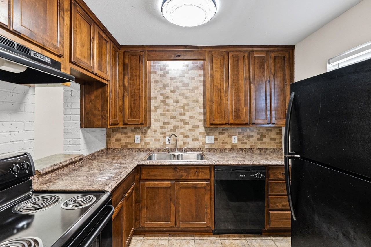 1220 Texas St #3 - Photo 3 of 17