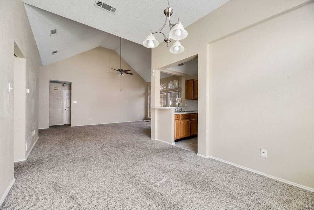 501 E Lynn Creek Dr - Photo 6 of 20