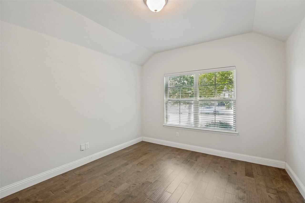 4541 Conrad Ave - Photo 4 of 25