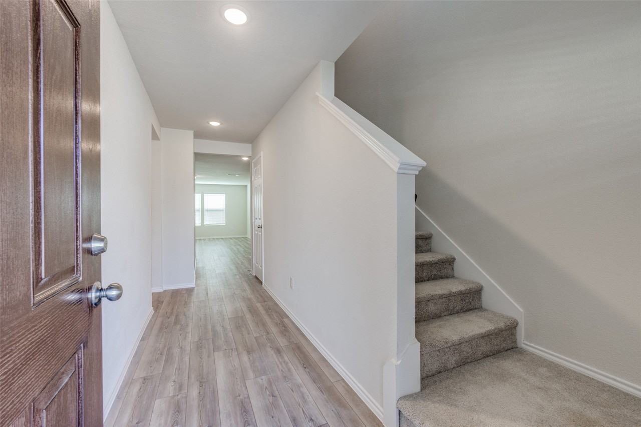 877 Table Rock St - Photo 4 of 25