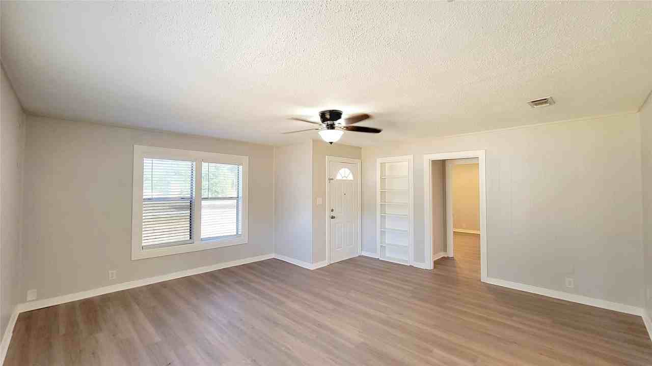 105 Windsor St - Photo 3 of 23