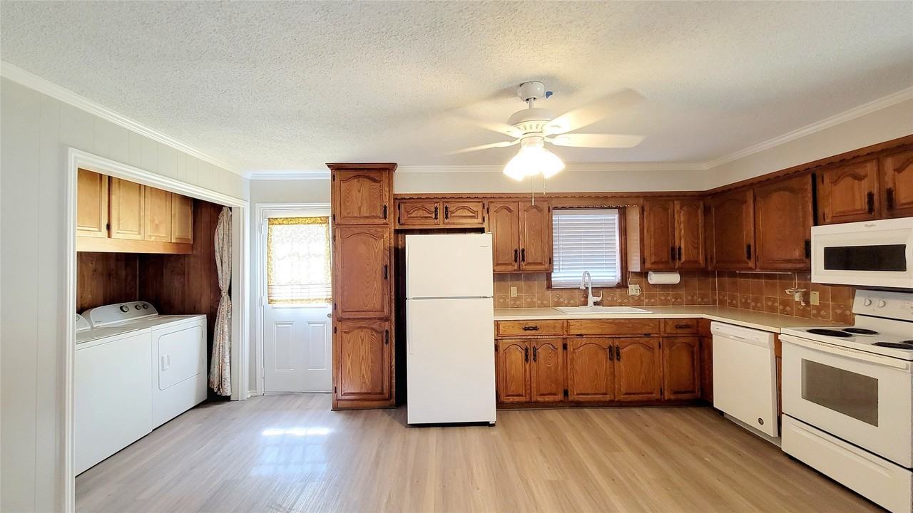 105 Windsor St - Photo 4 of 23