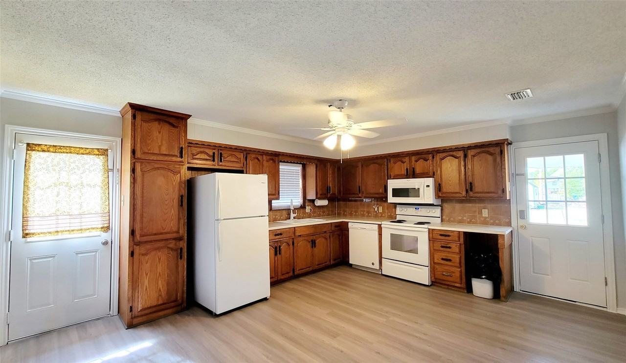 105 Windsor St - Photo 5 of 23