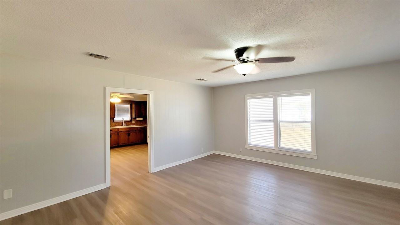 105 Windsor St - Photo 6 of 23