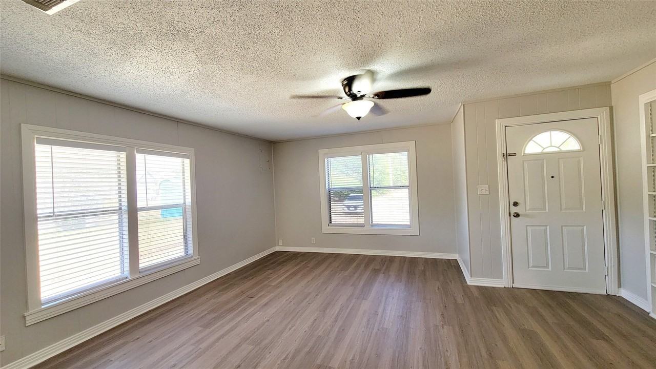 105 Windsor St - Photo 7 of 23