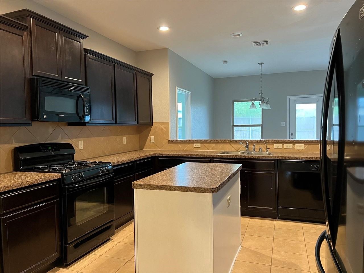 1115 Gaines Rd - Photo 5 of 20