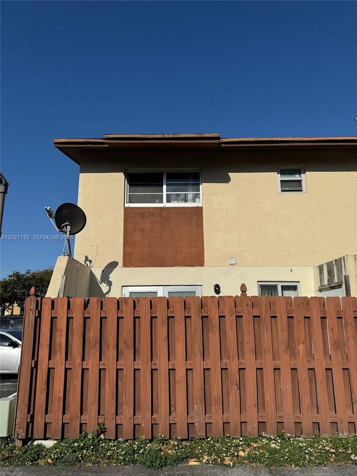 11 Sw 109th Ave ##C9 - Photo 2 of 9