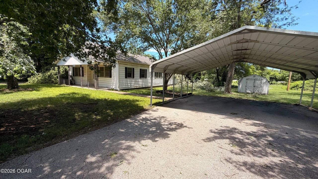 1305 W 5th St - Photo 2 of 17