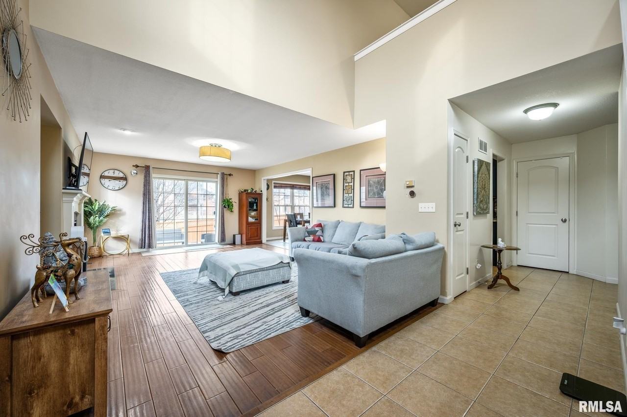 2321 W Kenfield Ct - Photo 3 of 33