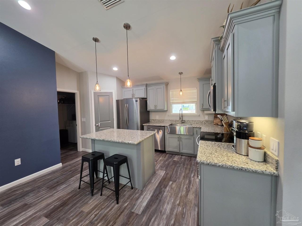 5565 Riviera Dr - Photo 5 of 22