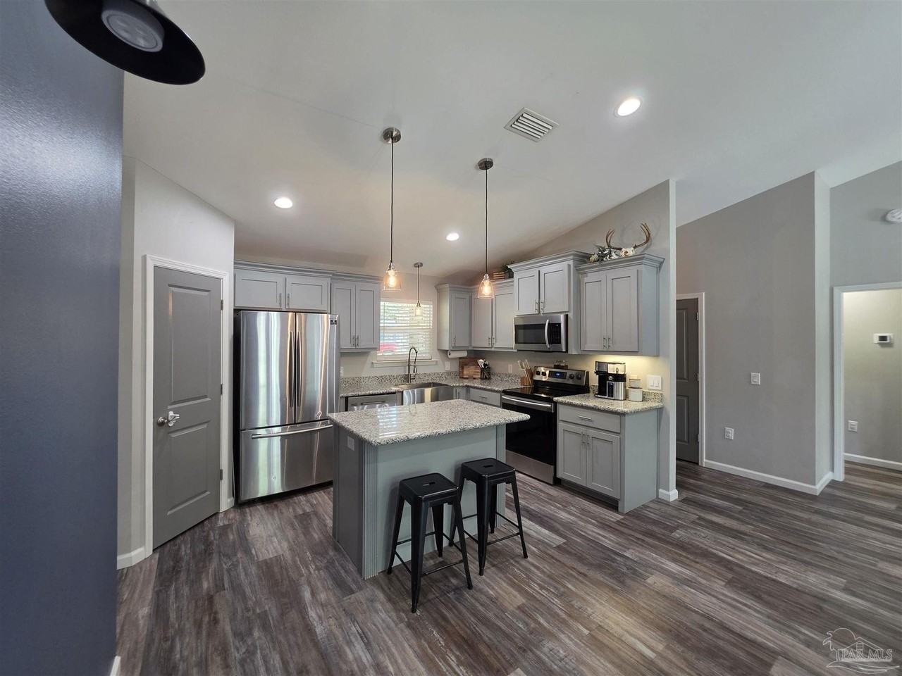5565 Riviera Dr - Photo 6 of 22