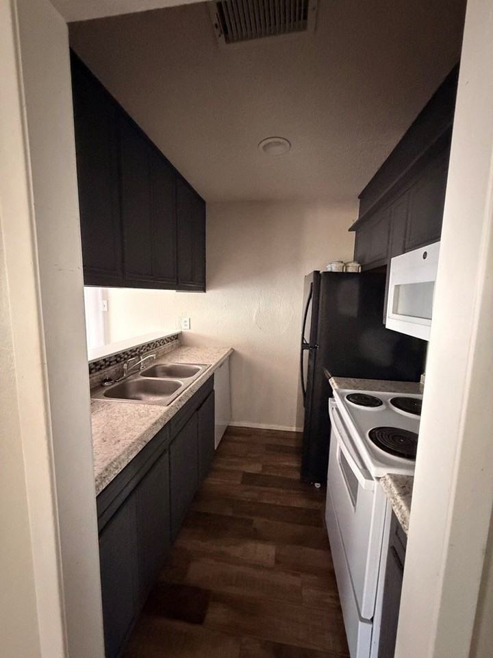 4808 W Cuthbert Ave #B - Photo 4 of 8