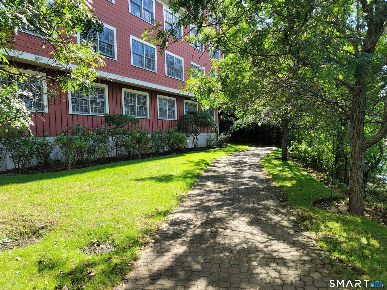 1 Daskams Ln - Photo 2 of 14