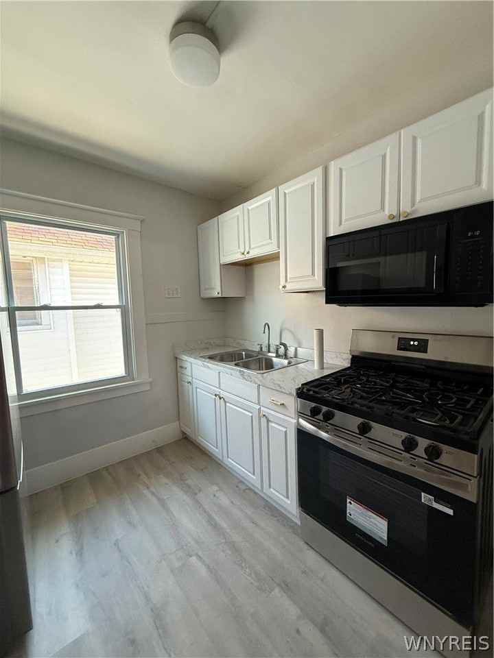 301 Crestwood Ave - Photo 4 of 9