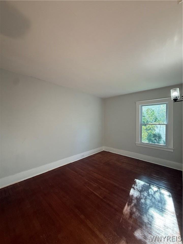 301 Crestwood Ave - Photo 6 of 9