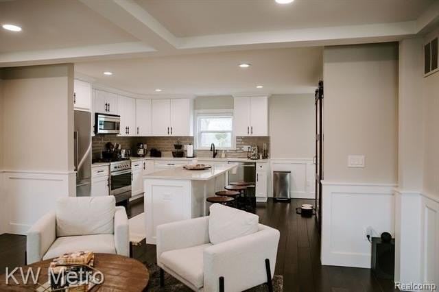 973 Allen Dr - Photo 3 of 37