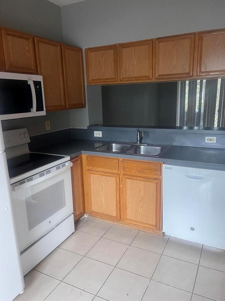 5113 Palmbrooke Cir - Photo 2 of 12