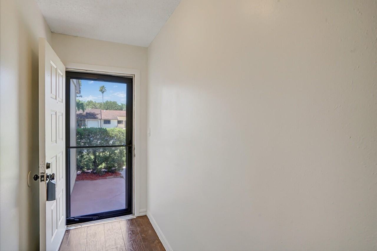30 Kensington Ln - Photo 3 of 33