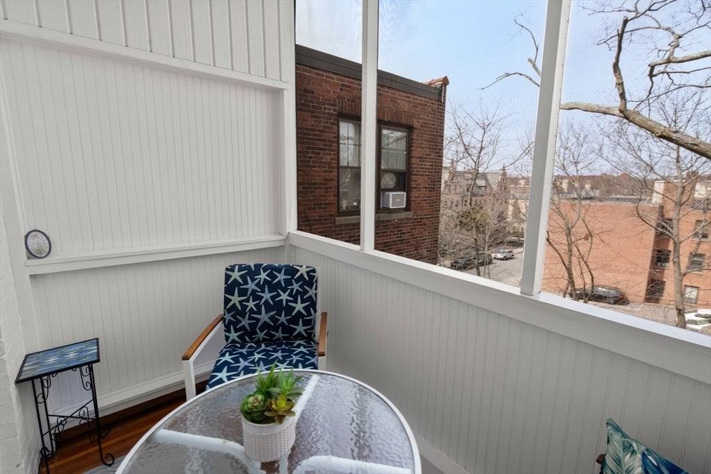 325 Tappan St - Photo 4 of 21
