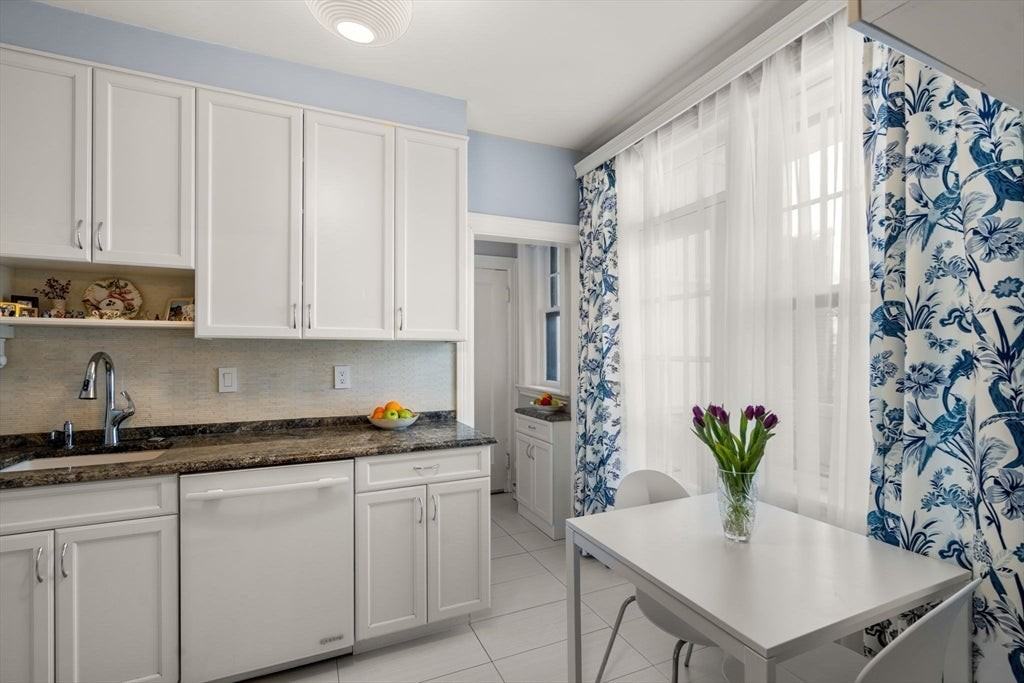325 Tappan St - Photo 6 of 21