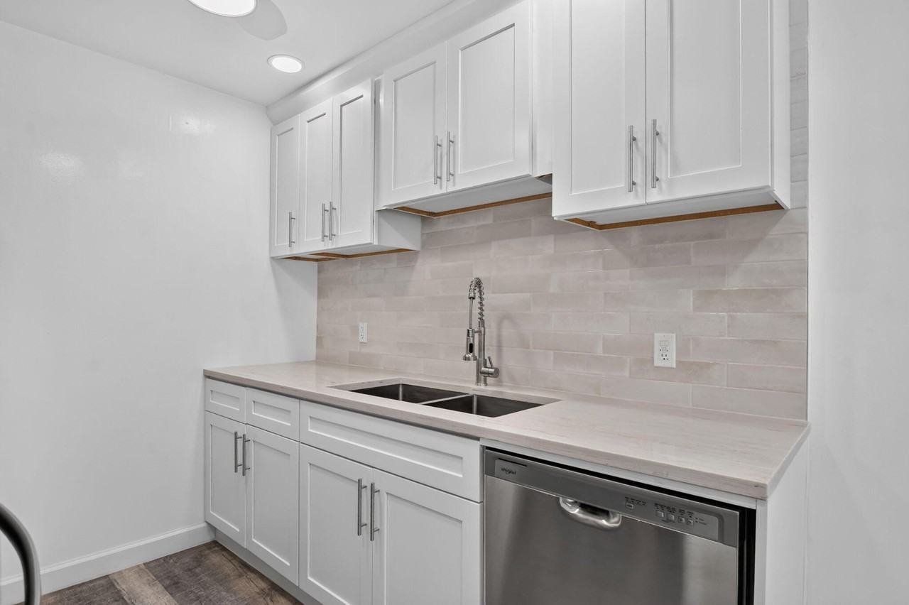 3045 Cornwall C - Photo 4 of 50