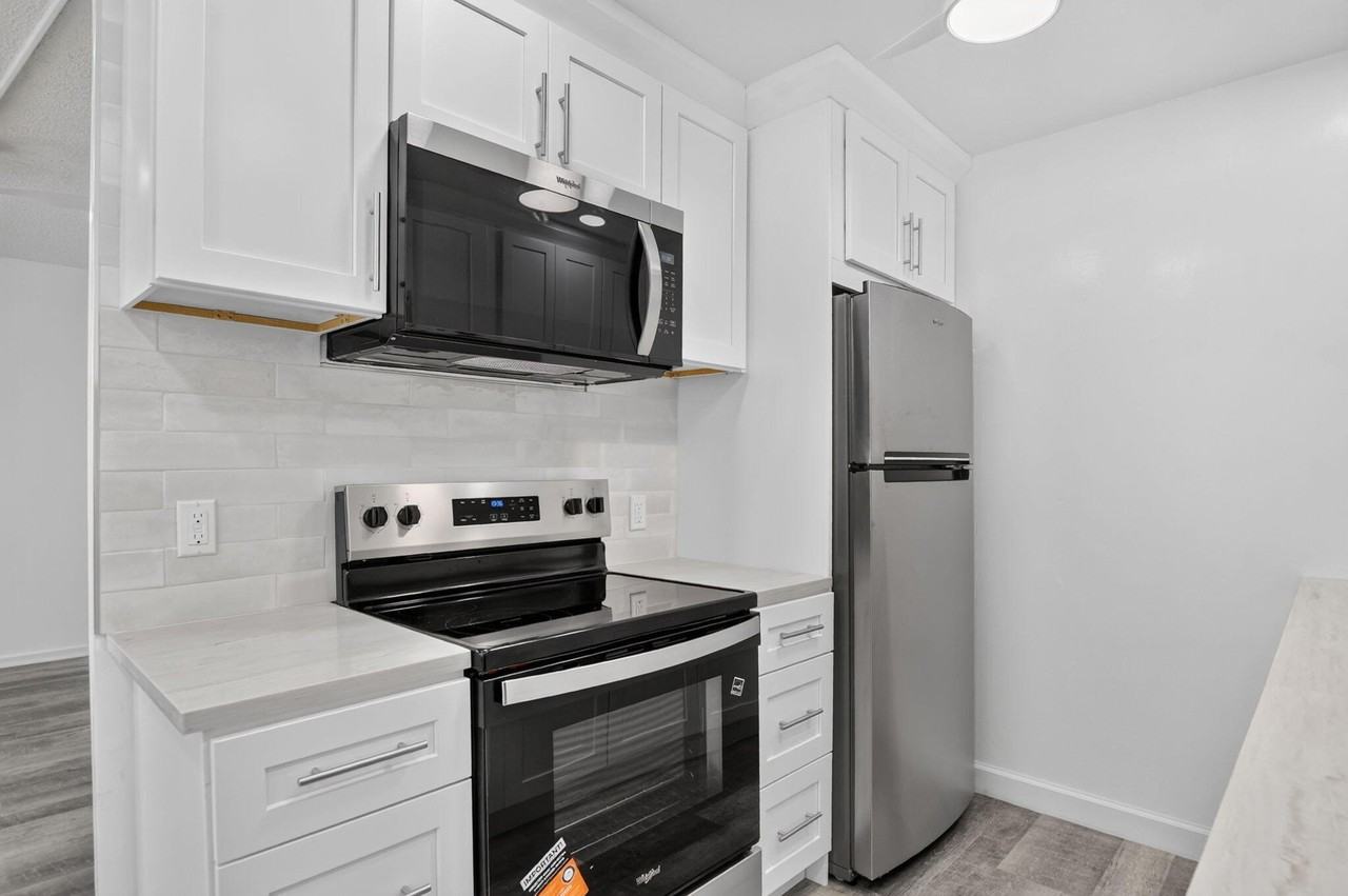 3045 Cornwall C - Photo 5 of 50