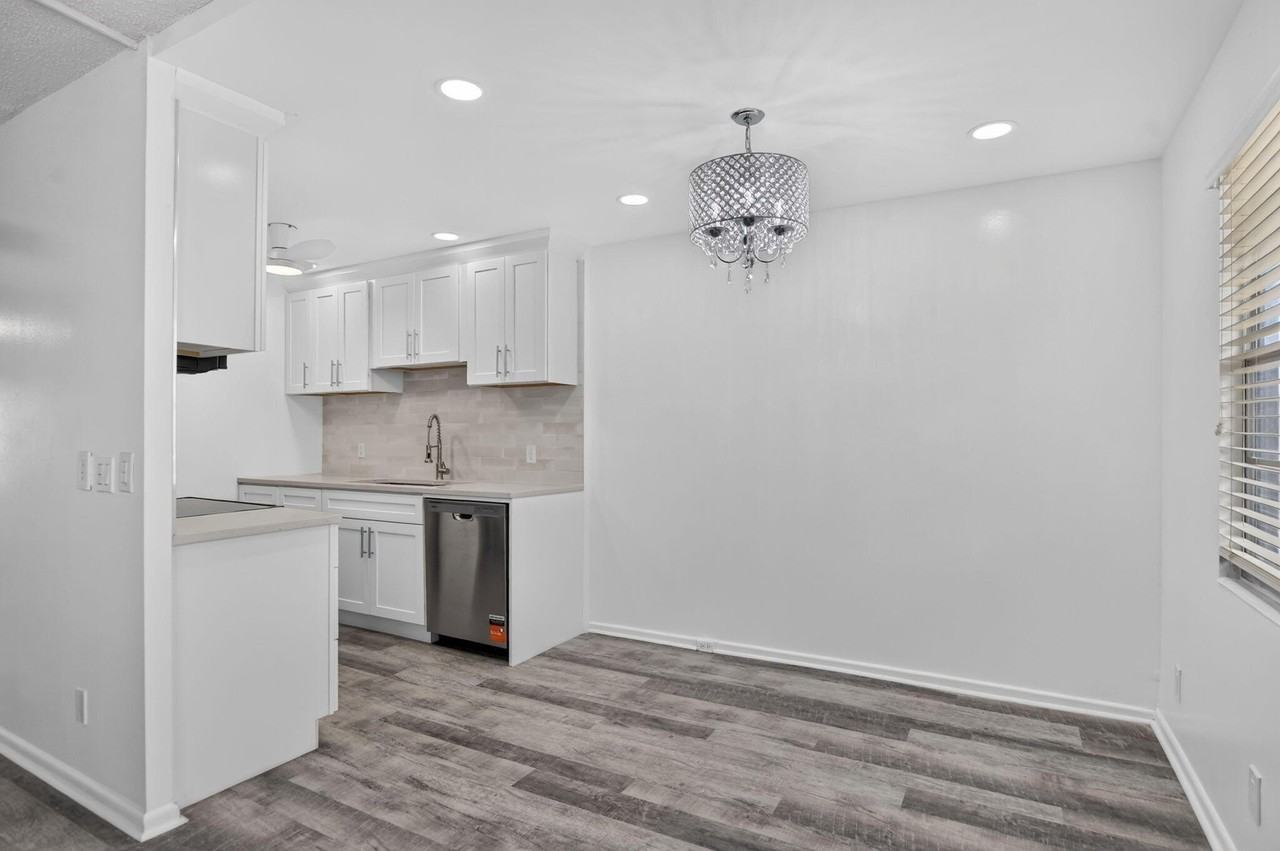 3045 Cornwall C - Photo 6 of 50