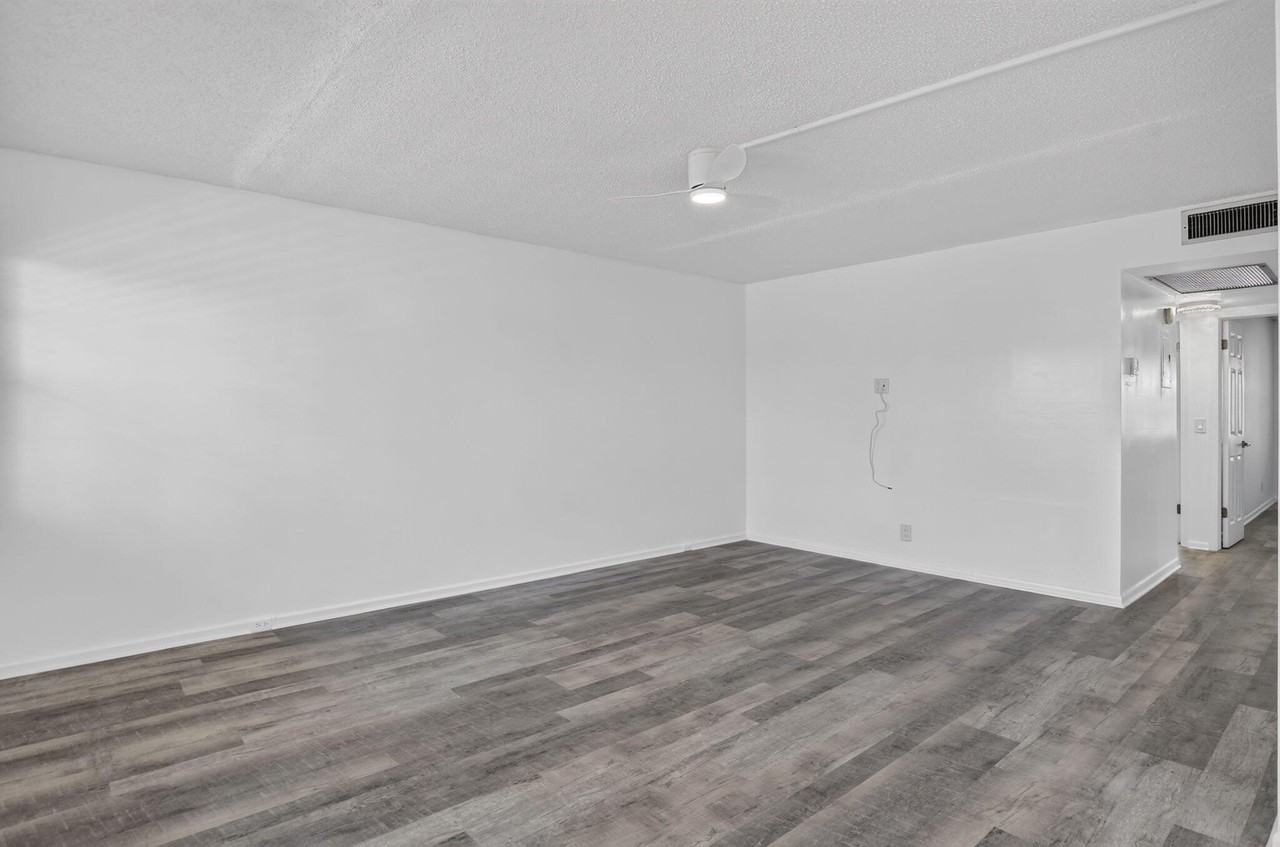 3045 Cornwall C - Photo 7 of 50