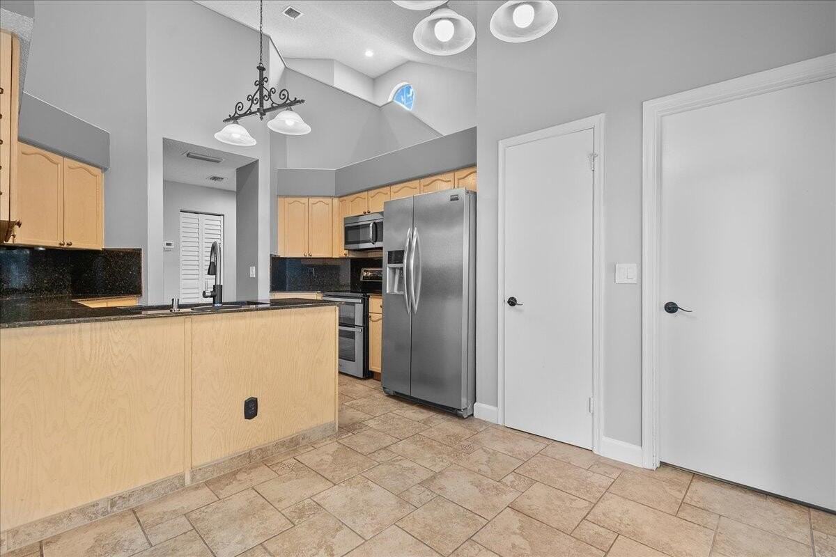 1714 Shoreside Cir - Photo 6 of 23