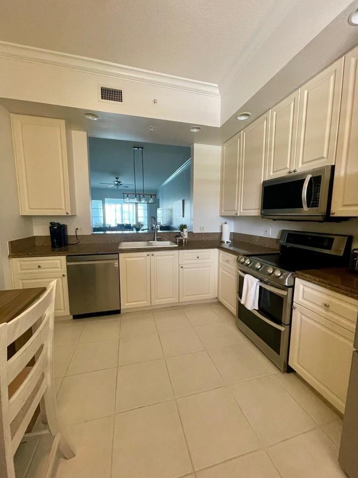 18 Harbour Isle Dr W #203 - Photo 2 of 24
