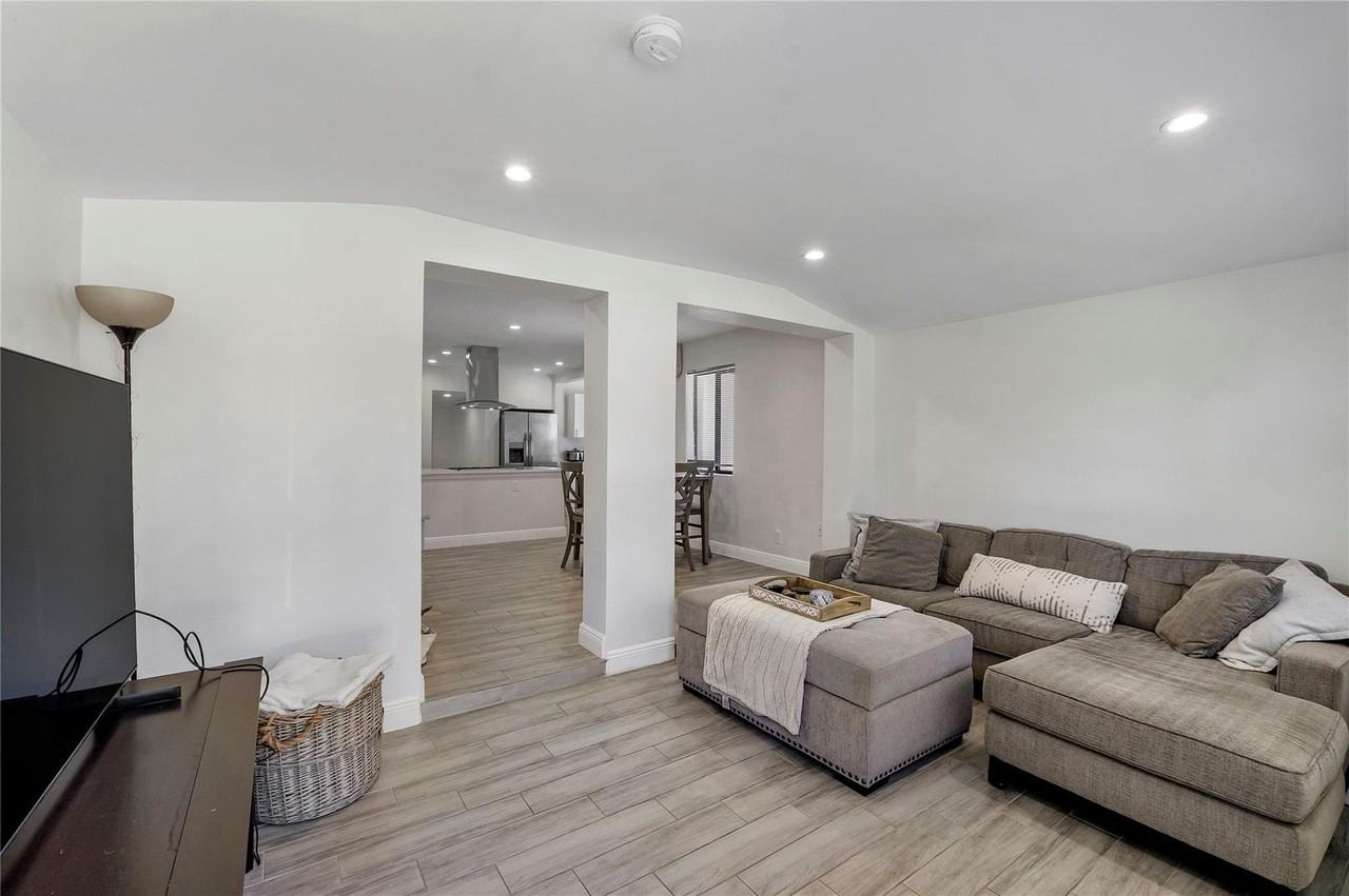 342 Sw 22nd St - Photo 4 of 17